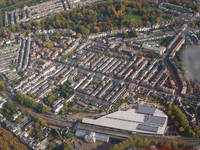 849885 Luchtfoto van de wijk Oudwijk te Utrecht, uit het westen, met in het midden de Oudwijkerdwarsstraat, op de ...
